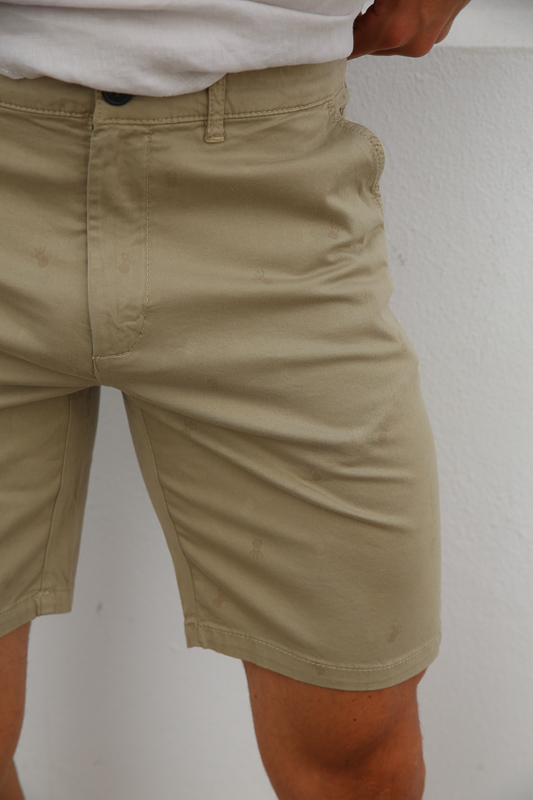 bermuda chino beige hombre elegante y clásico