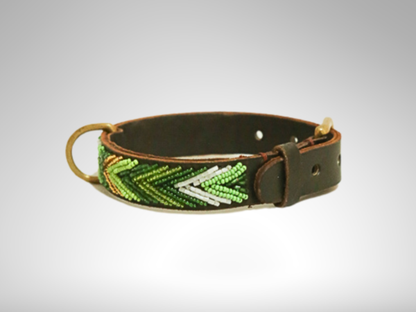 Collar de perro hecho a mano de cuero y abalorios estilo boho: ¡El accesorio perfecto para tu compañero peludo! Diseñado con materiales de alta calidad y un toque artesanal, este collar combina la durabilidad del cuero con el encanto bohemio de los abalorios. Dale a tu mascota un look único y a la moda.