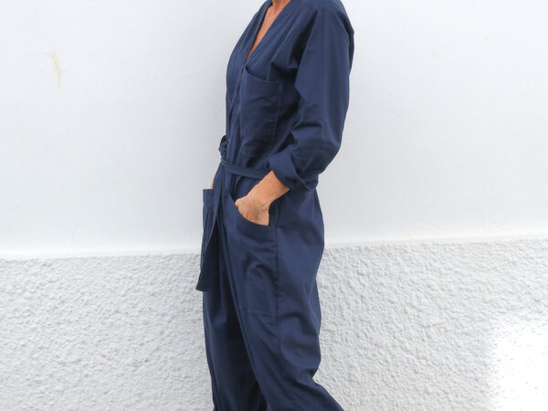 Jumpsuit azul elegante: pieza versátil y sofisticada para cualquier ocasión. Combínalo con accesorios para un look único o con sneakers para un estilo casual. ¡Descubre cómo lucir fabulosa con este jumpsuit estiloso en azul!"