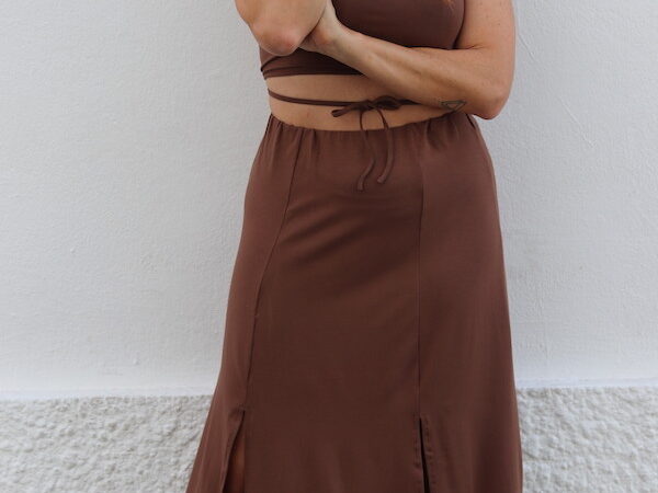 total look Brown con top espalda descubierta y falda midi. Ideal para cualquier ocasión y temporada. estilo zara