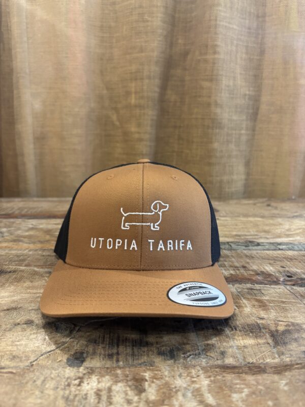 Gorra unisex, ajustable, con perro bordado. Camel y negro.