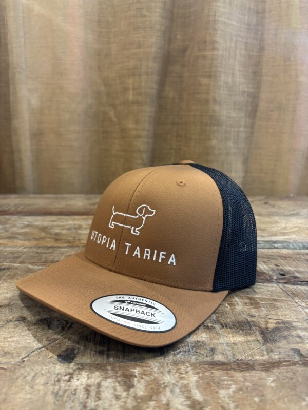 Gorra unisex, ajustable, con perro bordado. Camel y negro.