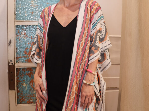Poncho Blanco azul y rosa
