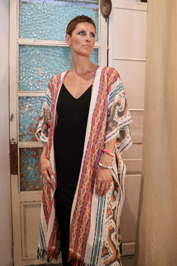 Poncho Blanco azul y rosa