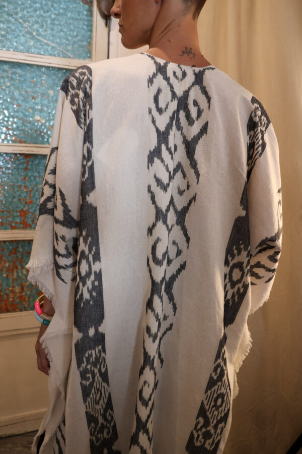 Poncho blanco y gris - Imagen 5